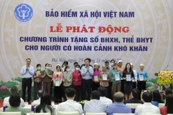 Tổng Giám đốc BHXH Việt Nam Nguyễn Thế Mạnh và Phó Chủ tịch chuyên trách Hội đồng quản lý BHXH Nguyễn Văn Cường trao tặng sổ BHXH và thẻ BHYT cho người dân có hoàn cảnh khó khăn tại điểm cầu BHXH Việt Nam. Ảnh: dangcongsan.vn