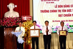 Giáo sư, Tiến sĩ Nguyễn Xuân Thắng, Ủy viên Bộ Chính trị, Giám đốc Học viện Chính trị quốc gia Hồ Chí Minh, Chủ tịch Hội đồng lý luận Trung ương trao Bằng công nhận trường chính trị chuẩn mức 1 cho lãnh đạo Trường Chính trị Tôn Đức Thắng. Ảnh: Thanh Sang - TTXVN